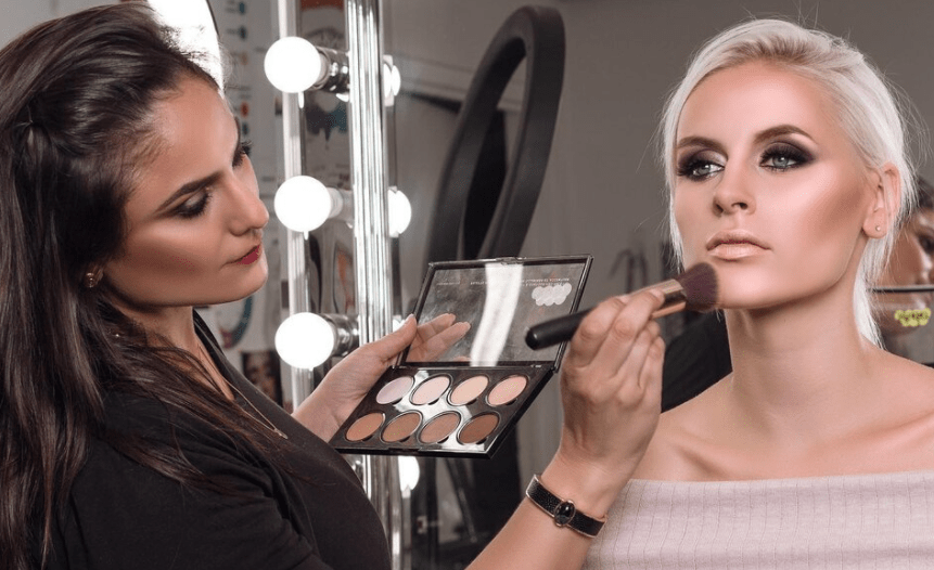 Makeup Artist Paling Hits